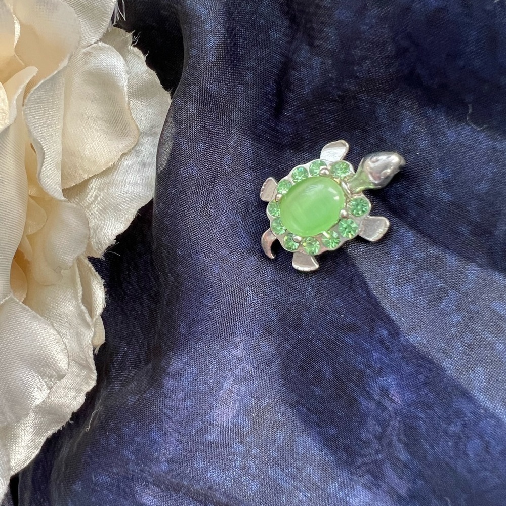 Silver turtle pendant green‎ rhinestones glass